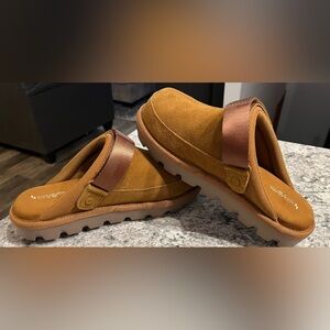 NWOT Koolaburra clogs